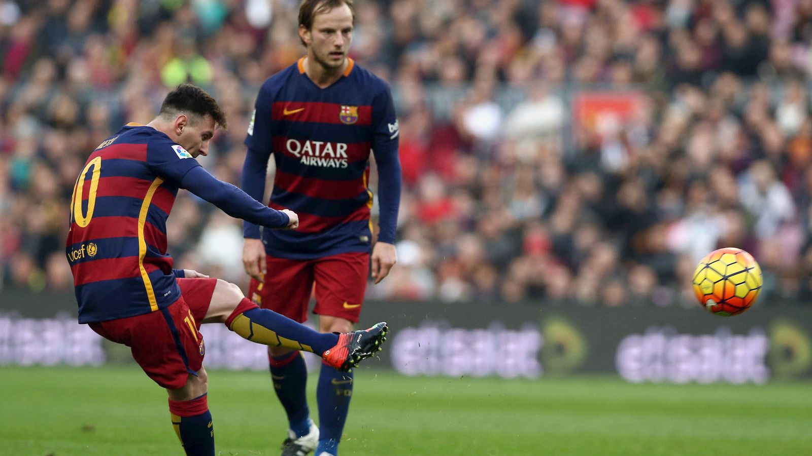 Foto: Leo Messi, en el momento de marcar el gol que abrió el marcador en el Barcelona-Deportivo (EFE)
