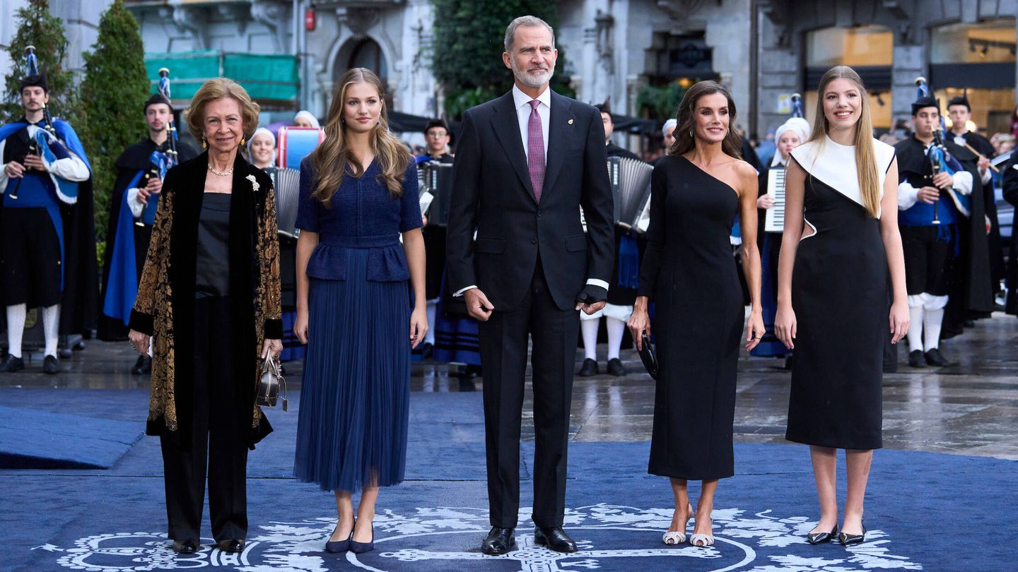 Los Reyes, la princesa Leonor, la infanta Sofía y la Reina emérita en los Premios Princesa de Asturias. (LP)