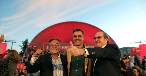 Foto: Pedro Sánchez, con Pepu Hernández (izquierda) y Ángel Gabilondo. (EFE)