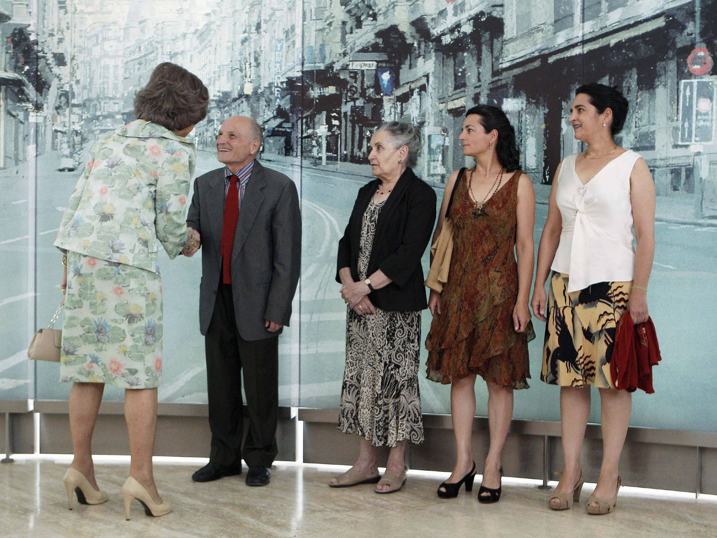 El pintor y escultor Antonio López, su esposa, María Moreno, y sus hijas, María y Carmen, reciben a la reina Sofía. (EFE)