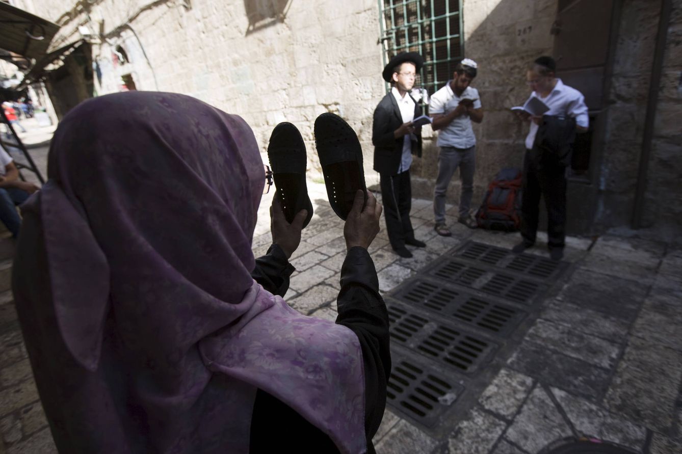 Palestinos protestan por la presencia de judíos rezando en la Ciudad Vieja de Jerusalén, el 26 de julio de 2015. (Reuters)