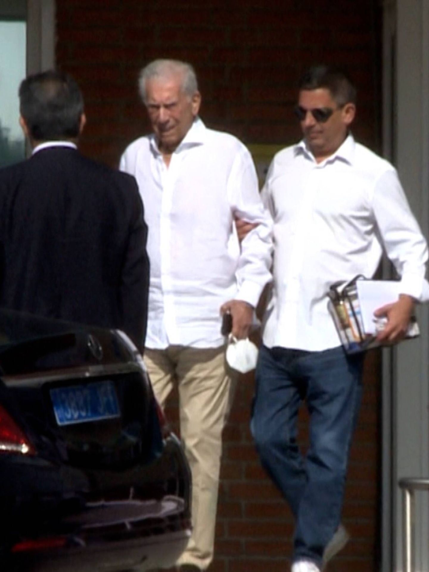 Mario Vargas Llosa y Álvaro Vargas Llosa, a su salida del hospital en Madrid. (Europa Press)