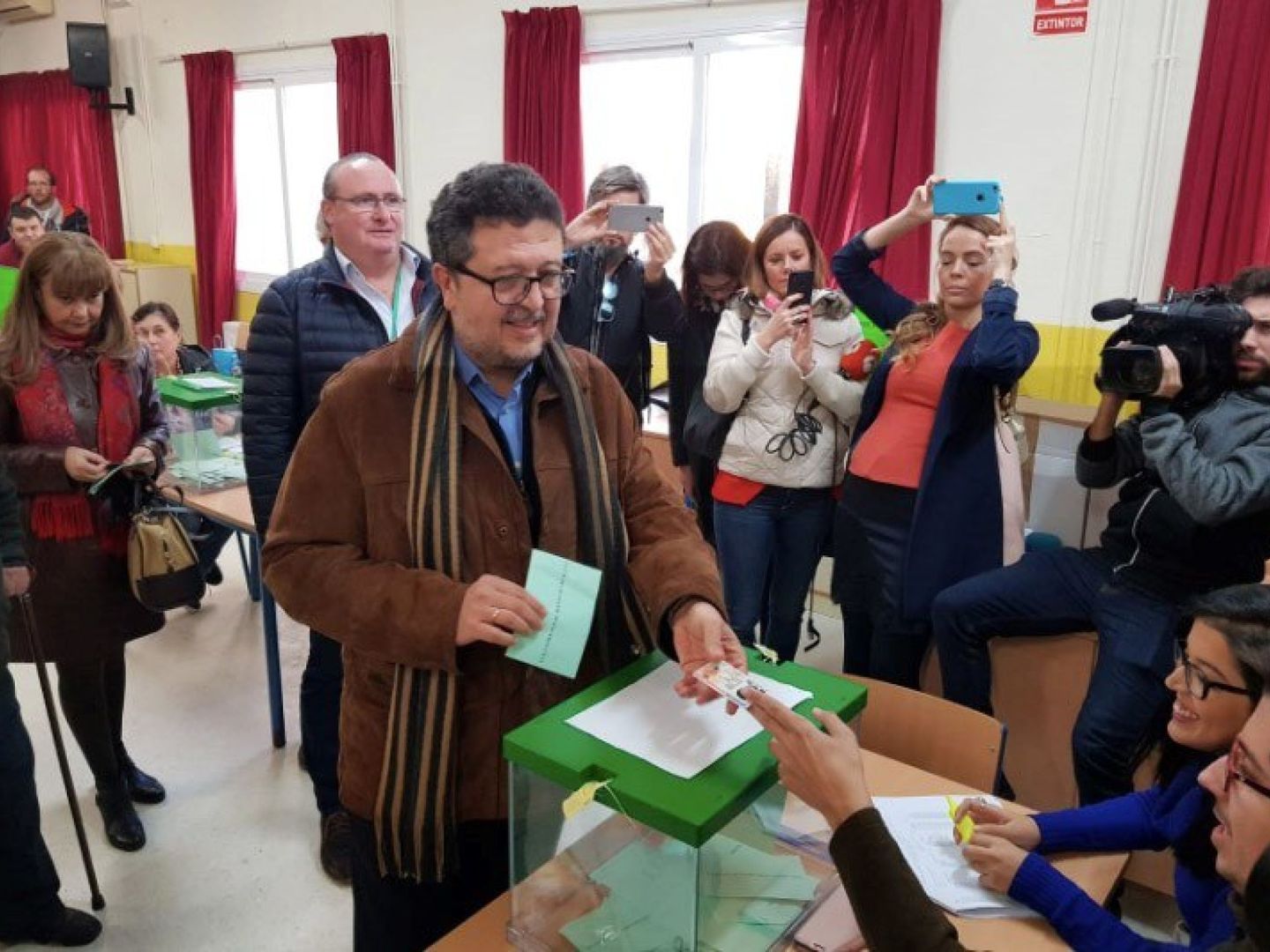 El candidato de VOX, Francisco Serrano, en el momento de ejercer su derecho al voto en Sevilla. (EFE)