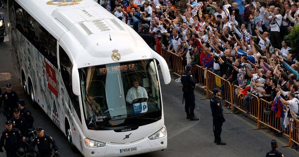 Foto: Llegada del autobús del Real Madrid al estadio de Mestalla, en Valencia, en 2014. (EFE)
