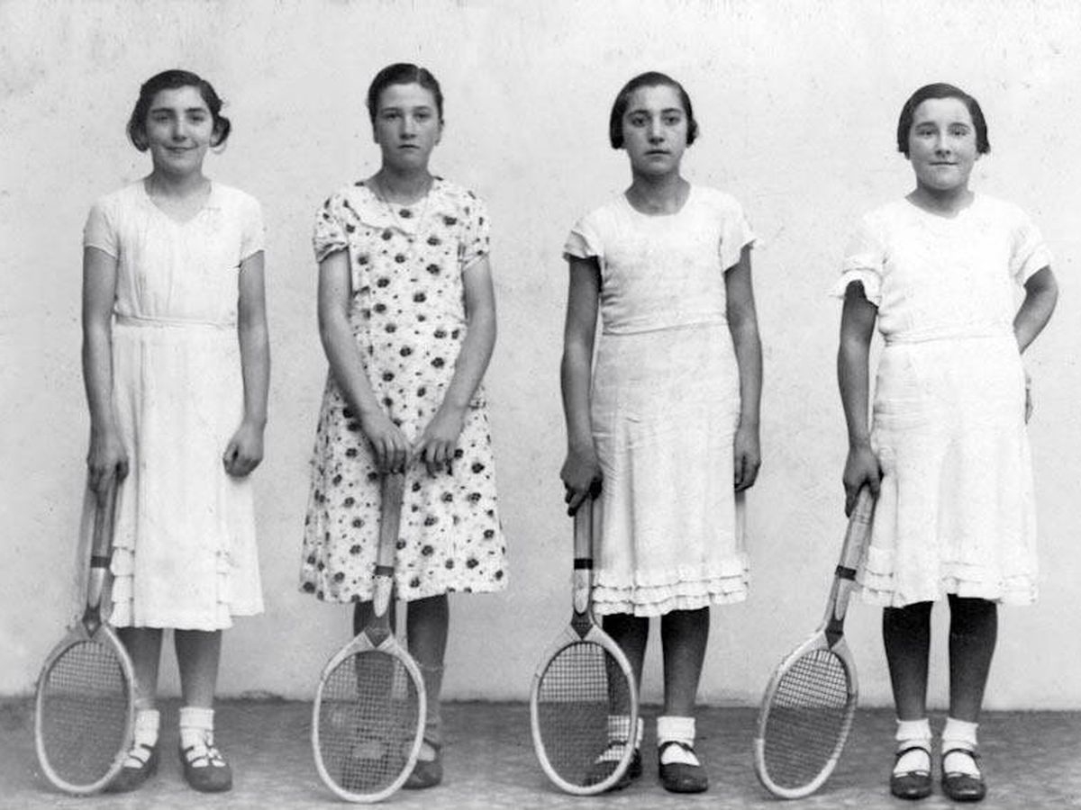 Foto: Las primeras raquetistas posan en la pared. (Cedida por José María Urrutia)