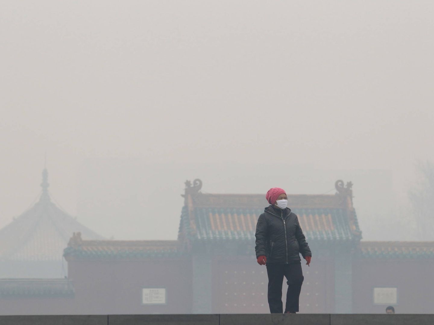 Una mujer se protege de la contaminación con una mascarilla en Shenyang, en la provincia de Liaoning, en noviembre de 2015. (Reuters)