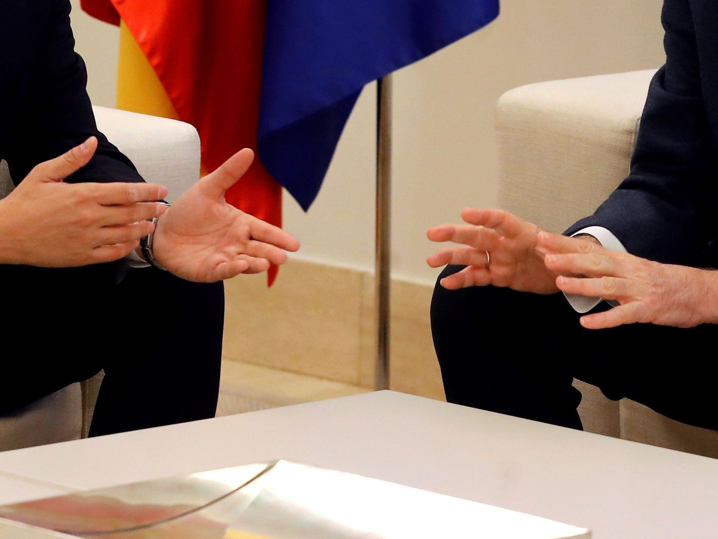 Detalle de las manos de Rajoy y el líder de Ciudadanos en mayo de 2018. (EFE)