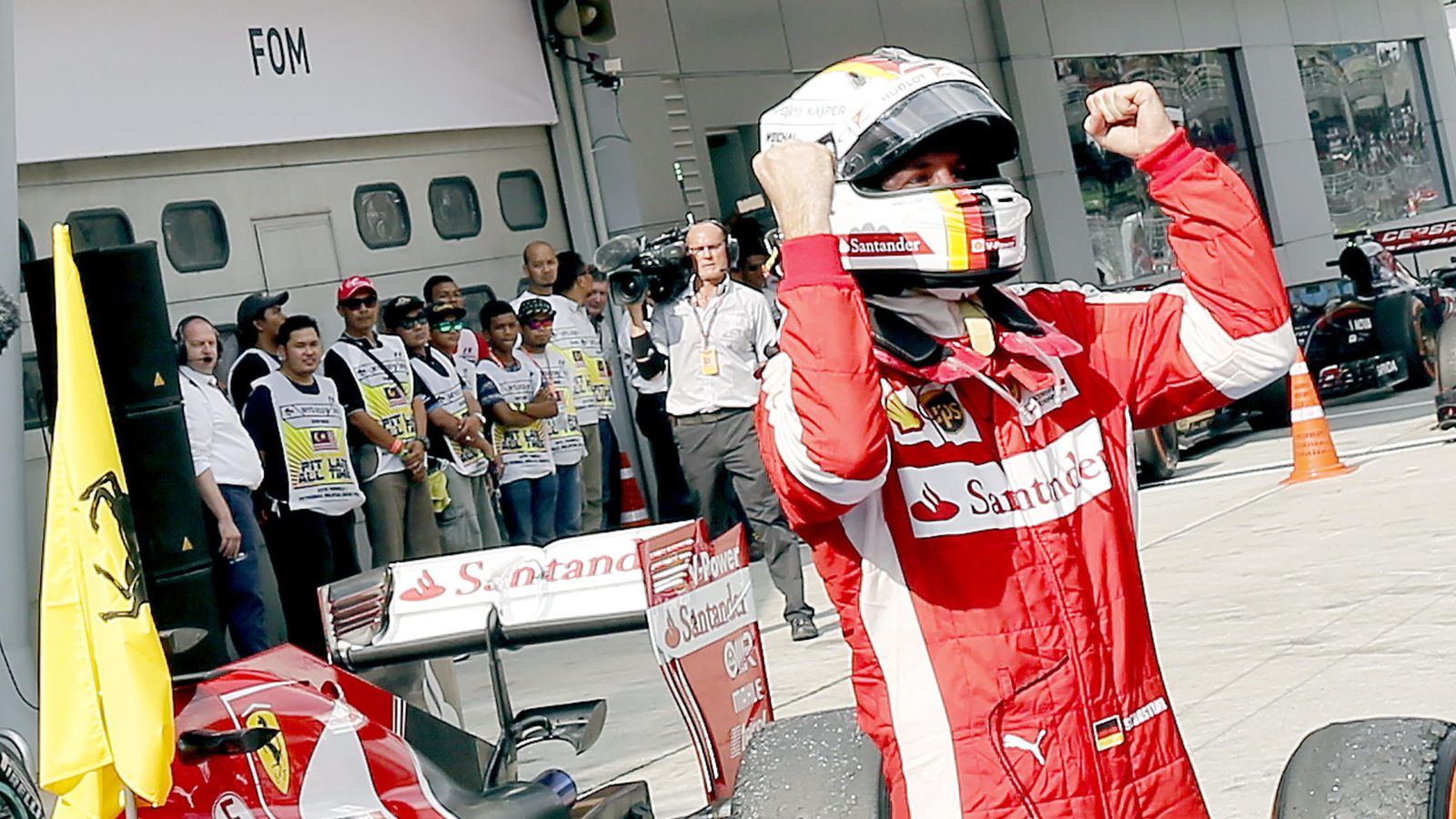 Foto: Sebastian Vettel celebra su primera victoria con Ferrari (Efe).