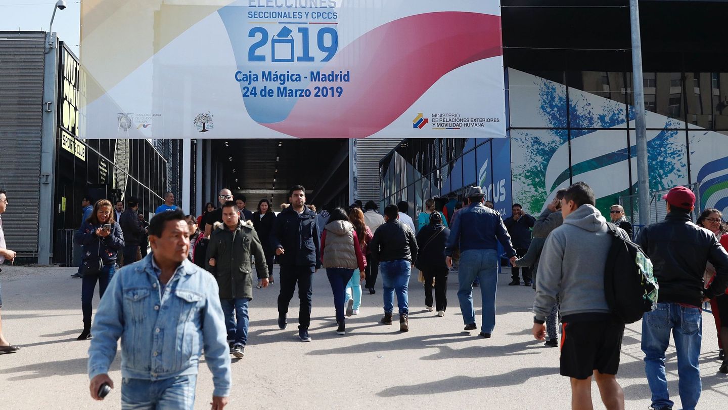 Ecuatorianos residentes en Madrid acuden a votar en el espacio habilitado en la Caja Mágica (EFE)