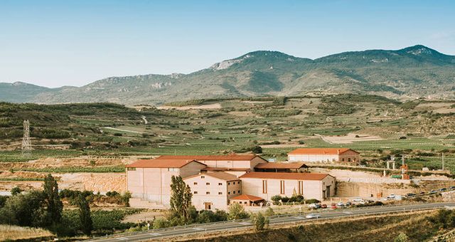 La Bodega Carlos Moro, en San Vicente de la Sonsierra (La Rioja), es un singular edificio centenario rehabilitado que hace las veces de muralla sobre la que descansan cinco estratos de viñedos. (Cortesía)