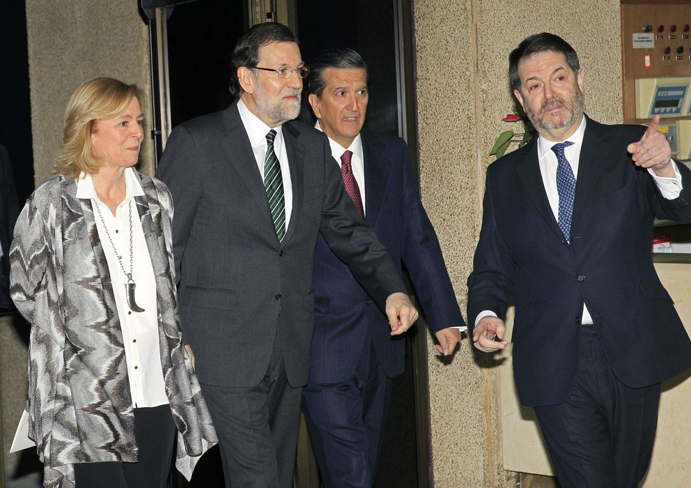 Foto: Rajoy, junto a Catalina Luca de Tena, Enrique de Ybarra y Bieito Rubido, en el 110 aniversario de 'ABC'. (Efe/Alberto Martín)