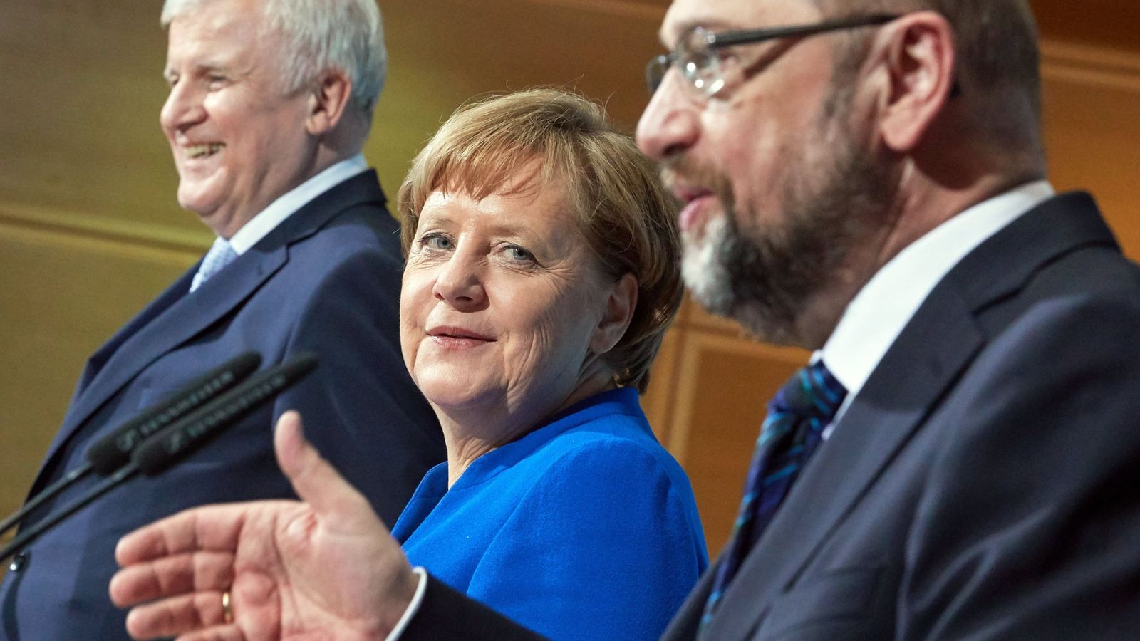 Foto: Angela Merkel (c), su socio conservador bávaro Horst Seehofer (i), y líder socialdemócrata, Martin Schulz (d). (EFE) 