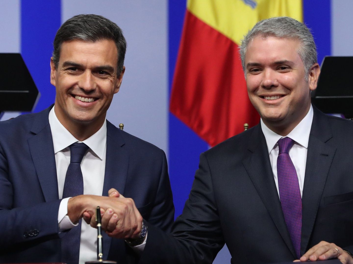 El presidente español, Pedro Sánchez, estrecha la mano de su homólogo colombiano, Iván Duque. (EFE)
