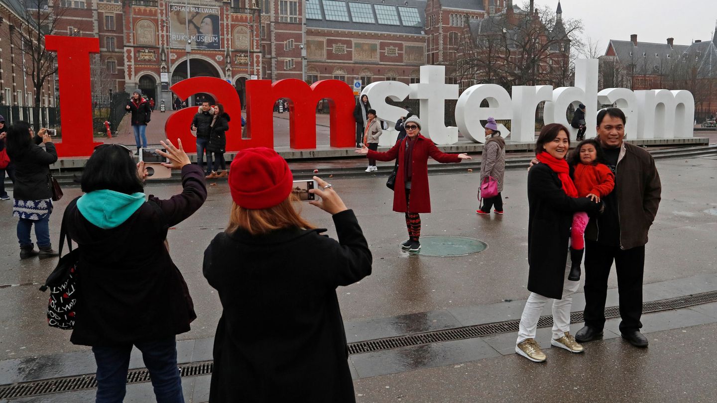 Varios turistas junto al Rijksmuseum en Ámsterdam. (Reuters)