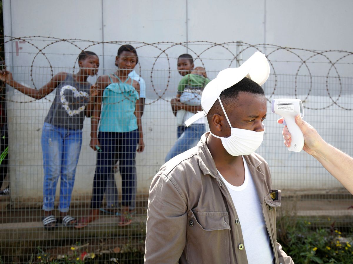 Foto: Un test del coronavirus a un ciudadano de Sudáfrica (REUTERS)