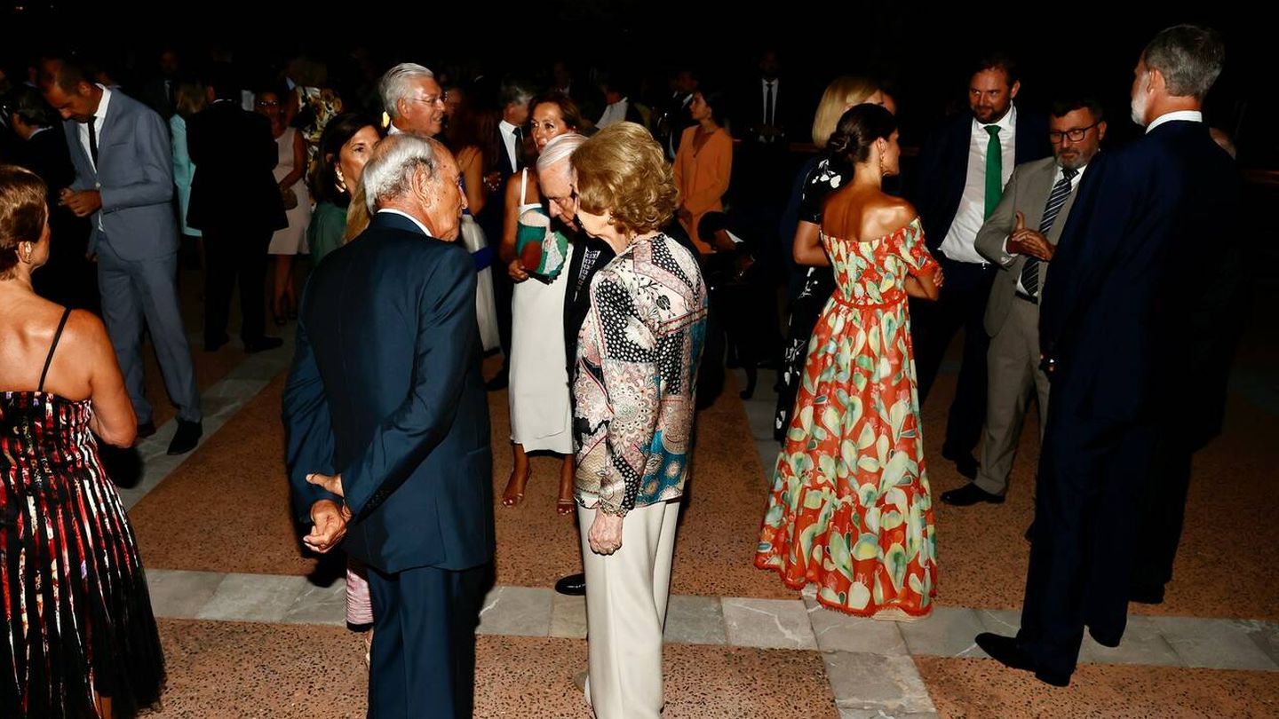 Los Reyes y doña Sofía, conversando con invitados. (Casa Real)