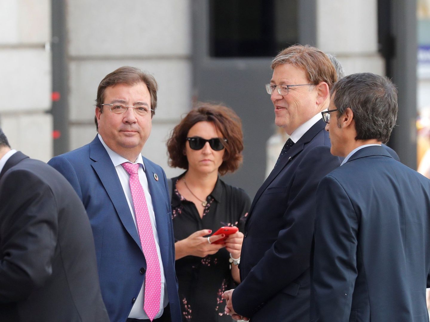 Guillermo Fernández Vara (d) y Ximo Puig (i), a la puerta del Congreso en la primera jornada del debate de investidura de Pedro Sánchez. (EFE)