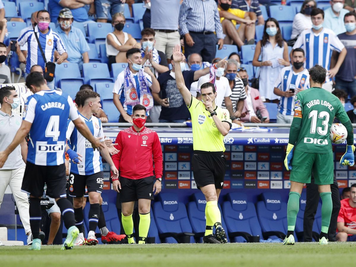 Foto: José Luis Munuera Montero anula el primer gol de Thomas Lemar. (Reuters)