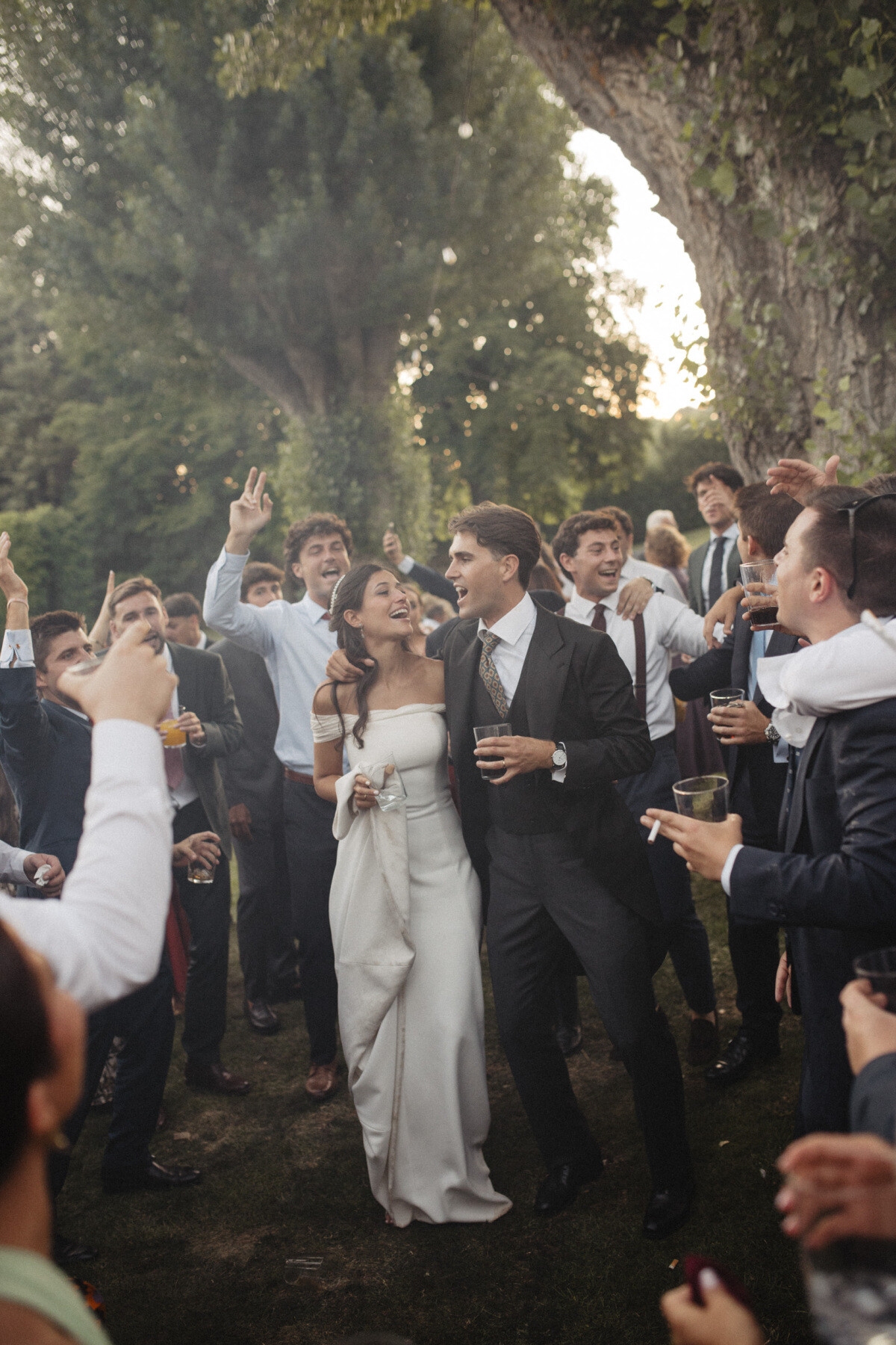 Foto de aBRIMOS EL ÁLBUM DE LA GRAN boda DE ELENA CONVERTIDA EN UNA verbena de pueblo