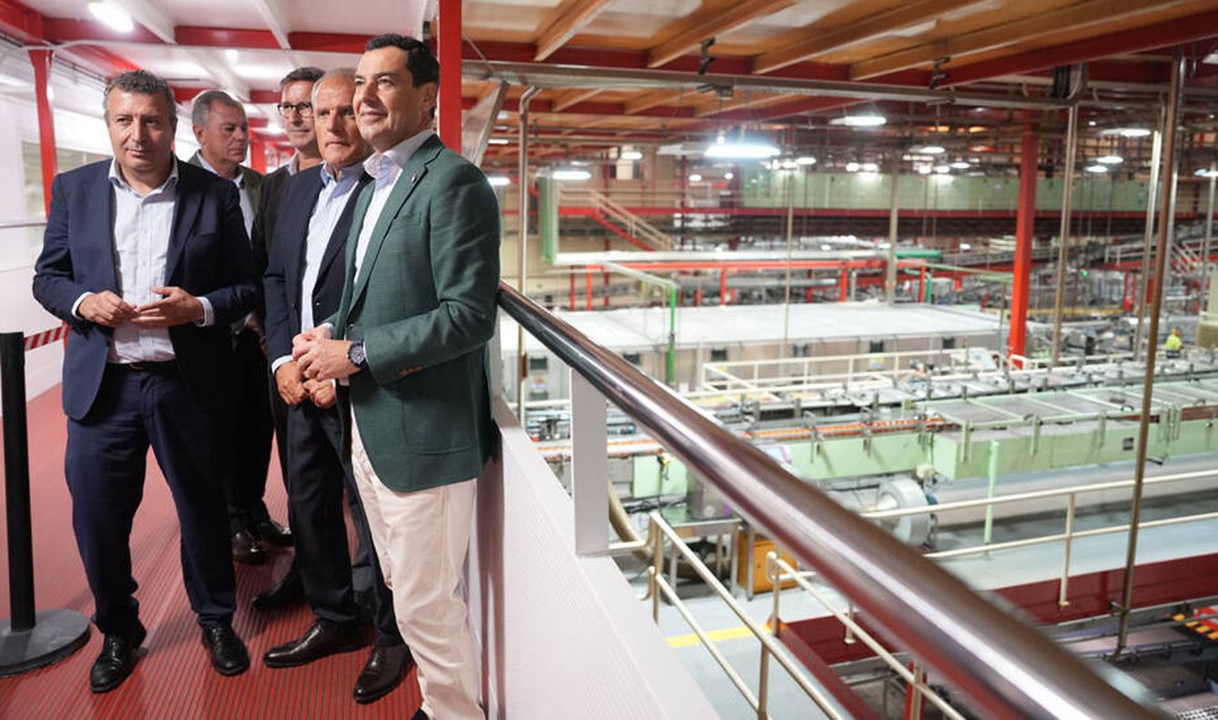 El presidente de la Junta, Juanma Moreno, en la planta de Coca Cola en Sevilla. (Cedida)