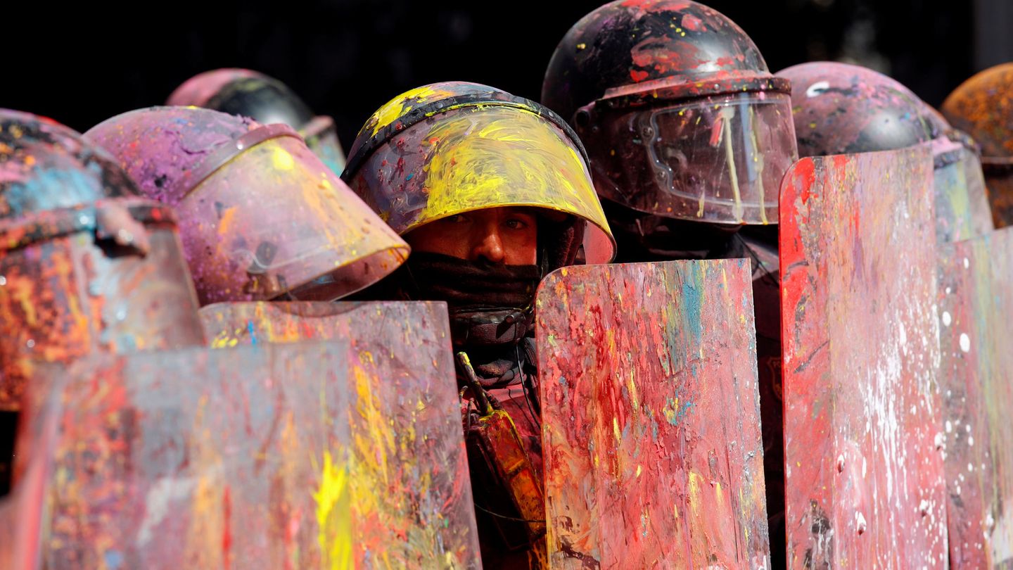 Durante los enfrentamientos del sábado, se lanzaron botes de pintura a los Mossos. (Reuters)
