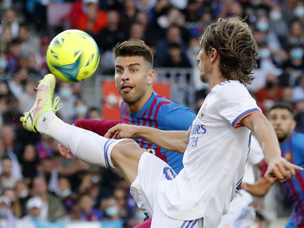 Foto: Luka Modric controla un balón ante Gerard Piqué. (Reuters/Nacho Doce)