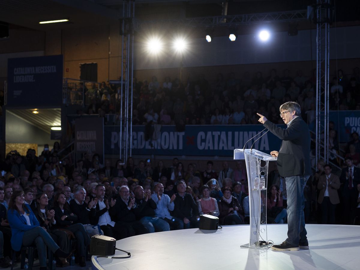 Foto: El 'expresident' y cabeza de lista de JxCAT, Carles Puigdemont, en un mitin. (EFE/David Borrat)