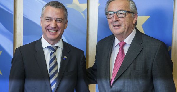 Foto: Urkullu y Juncker posan antes de su reunión en la sede de la CE en Bruselas en mayo del pasado año. (EFE)