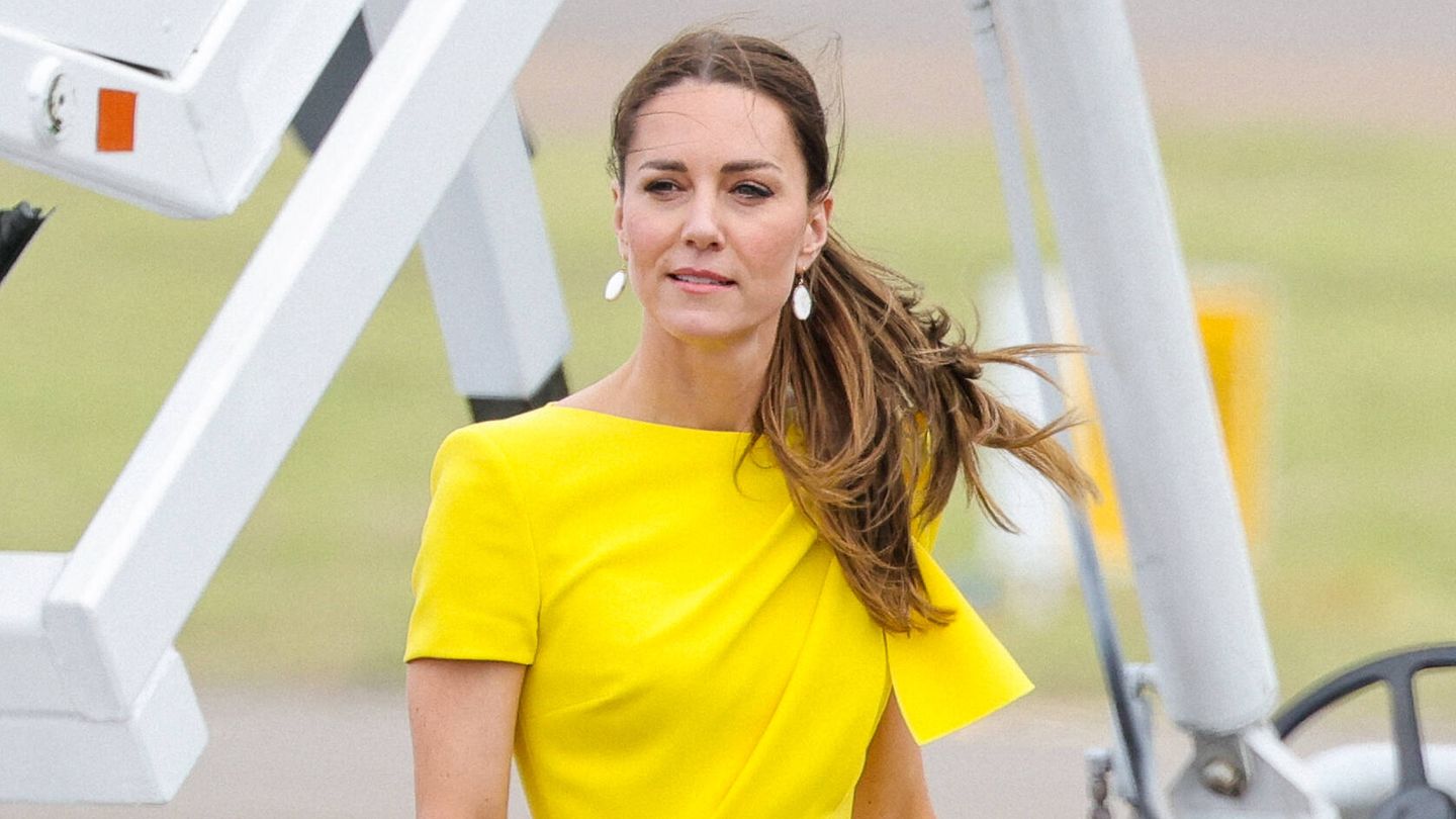 Kate Middleton, con su nueva melena lisa recogida en una coleta baja, llegando a Belice. (Getty/Chris Jackson)