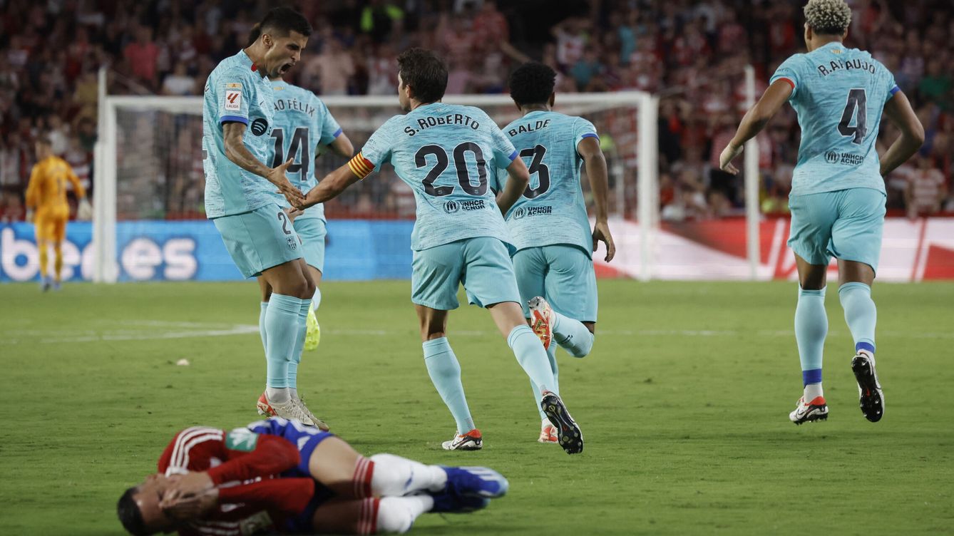 El Barça rescata un punto de Granada entre cánticos de Negreira y el gol de Sergi Roberto (2-2)
