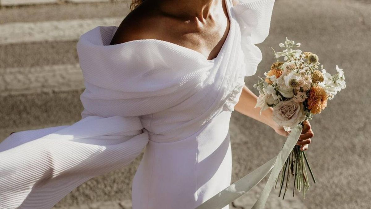 Mangas abullonadas, escote asimétrico y gran cola: el nuevo vestido de novia viral del otoño 