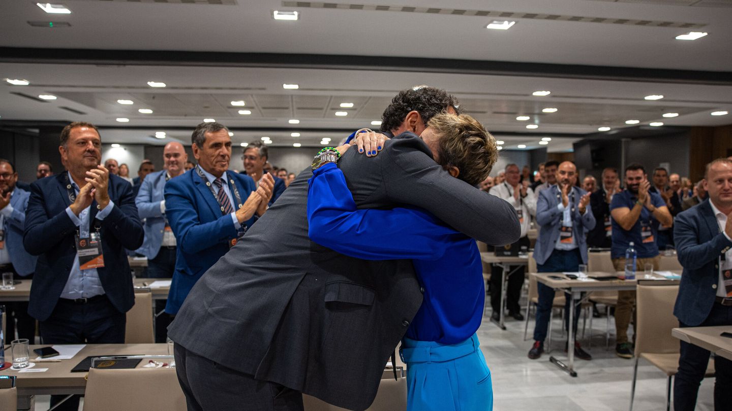 El abrazo entre Garbajosa y Aguilar. (EFE/Juanjo Martín)