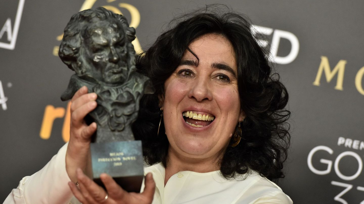 Arantxa Echevarría, tras recibir el premio a mejor dirección novel. (EFE)
