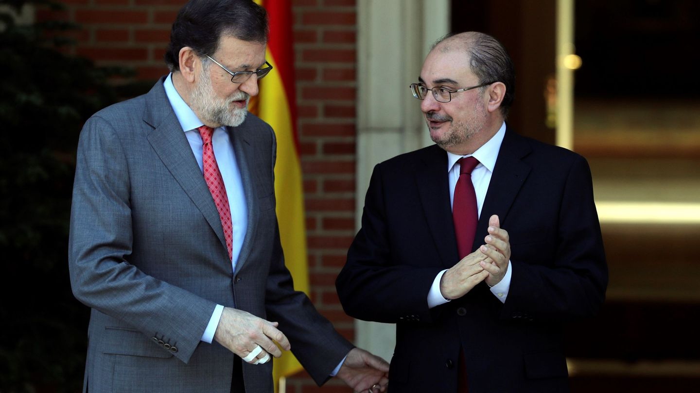 Mariano Rajoy recibe en el Palacio de la Moncloa al presidente del Gobierno de Aragón, Javier Lambán.