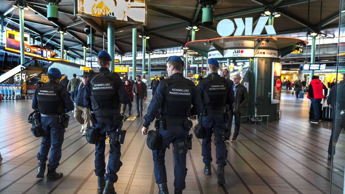 Efectivos de la policía militar, este lunes por el aeropuerto de Schiphol para buscar al presunto autor. (EFE)