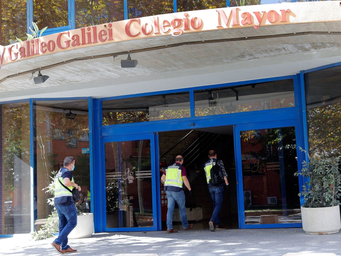 Agentes de la Policía acceden al Colegio Mayor Galileo Galilei, en Valencia. (EFE)