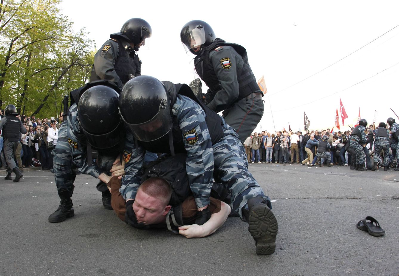 Agentes de policía rusos detienen a un manifestante durante una protesta de la oposición en Moscú (Reuters). 