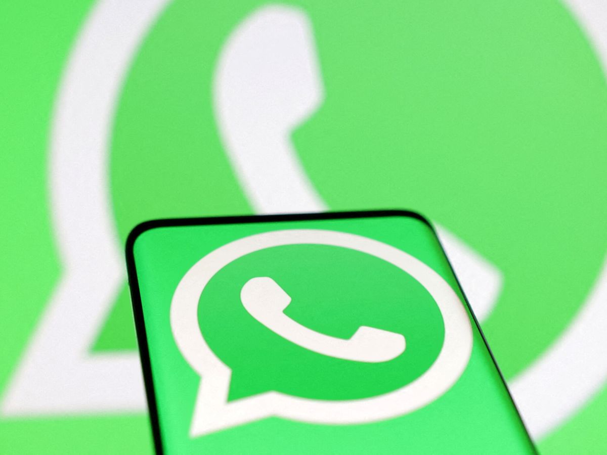 Foto: La app de mensajería WhatsApp es muy útil a la hora de organizar grupos y comunidades (REUTERS/Dado Ruvic Illustration)