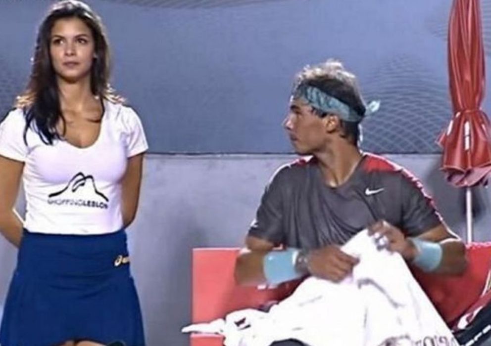 Foto: El tenista Rafa Nadal dirigiendo una de sus miradas a la hermosa recogepelotas brasileña (Youtube)