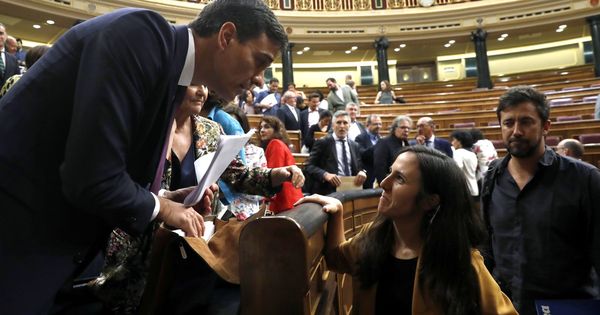 Foto: Pedro Sánchez charla con la diputada de Podemos Ione Belarra, este 17 de julio en el pleno del Congreso. (EFE)