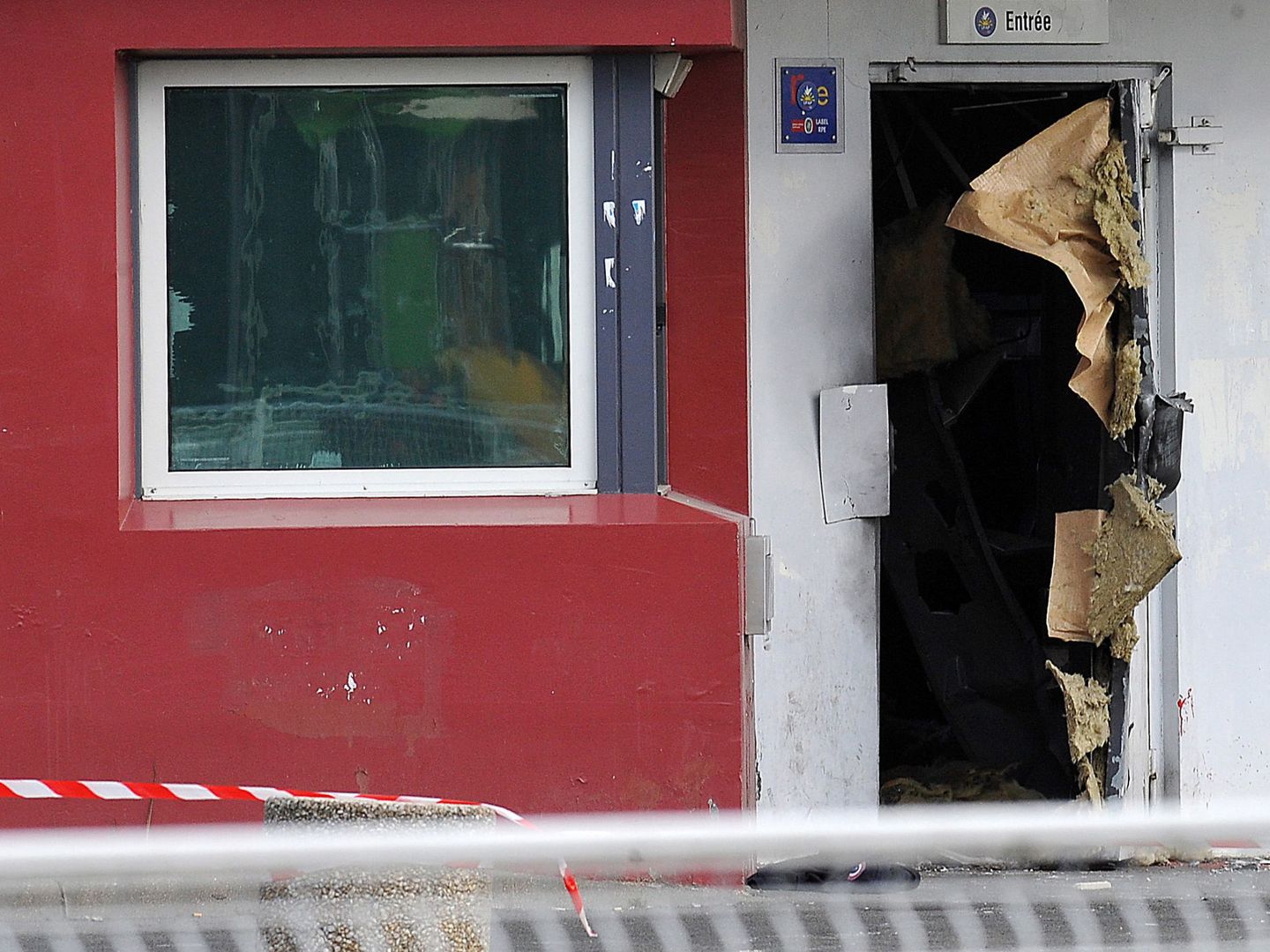 La puerta de la prisión que Redoine Faïd abrió con explosivos en 2013 para fugarse. (EFE)