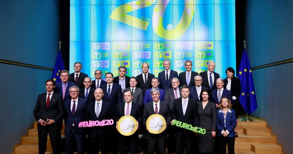 Foto: Los ministros de Finanzas de la Eurozona posan para una fotografía durante reunión de ministros de Economía y Finanzas