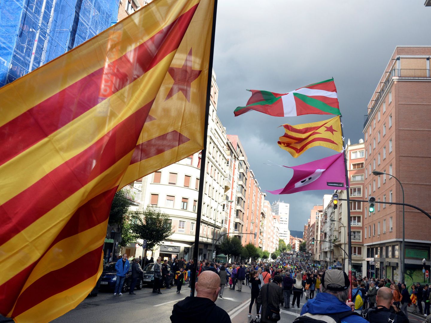 Ikurriñas, esteladas y banderas a favor del 'sí' en una marcha en Bilbao a favor del 1-O. (Reuters)