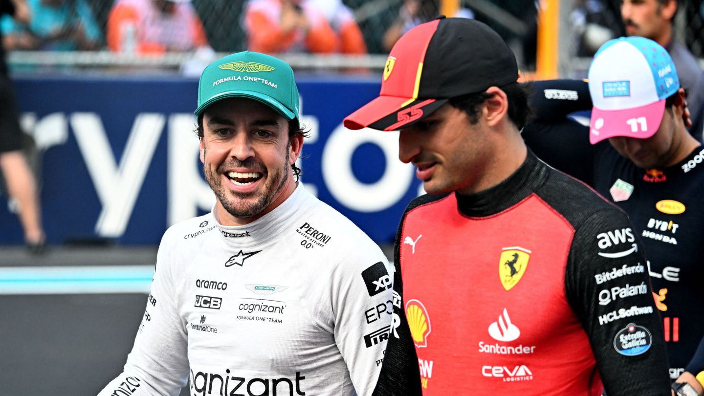 Fernando y Carlos charlan tras la clasificación. (Reuters/Vincent West)