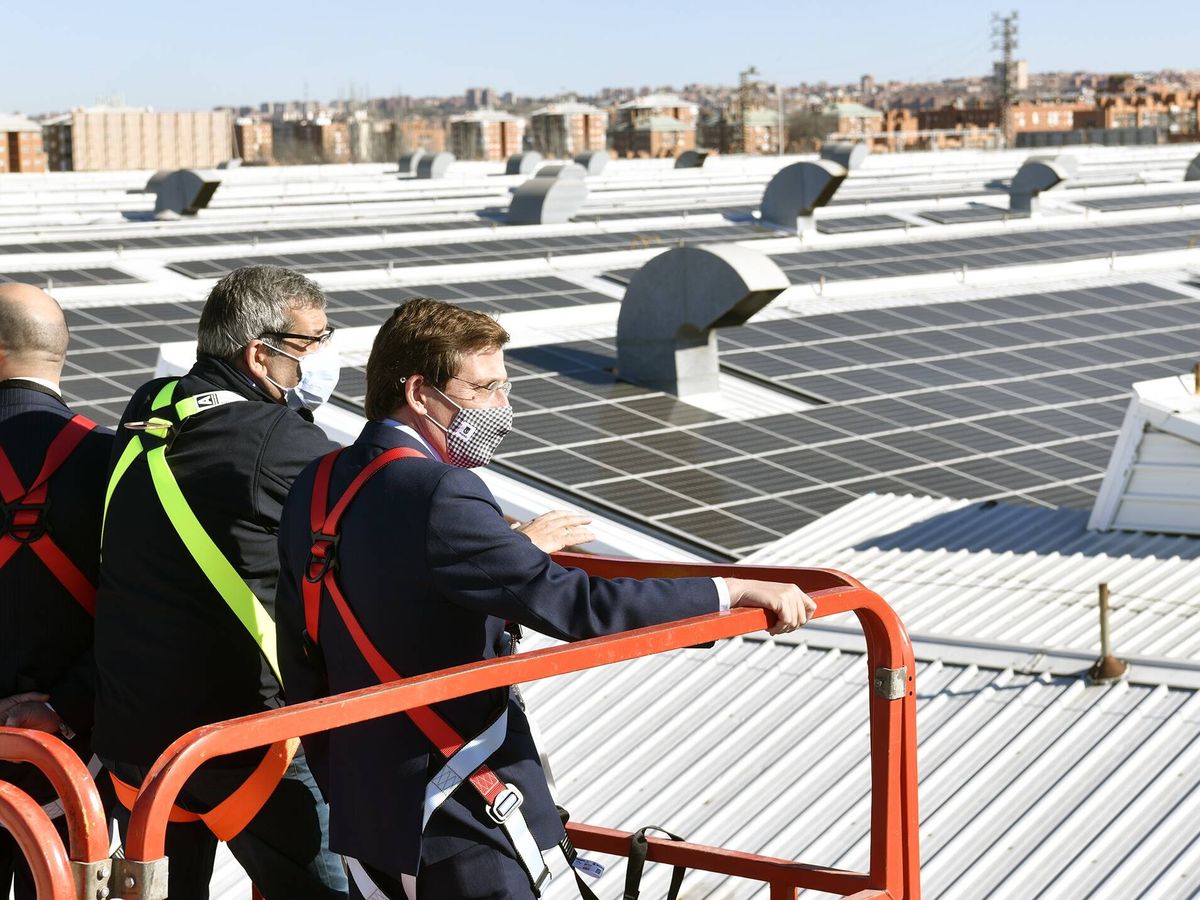 Foto: El alcalde de Madrid, José Luis Martínez-Almeida, en la inauguración de la instalación fotovoltaica de Stellantis.