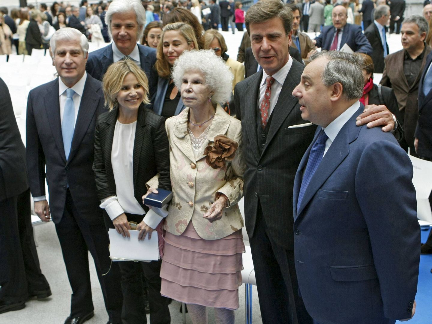 La duquesa de Alba, rodeada de los suyos al recibir la Medallas de Oro de Madrid. (EFE)