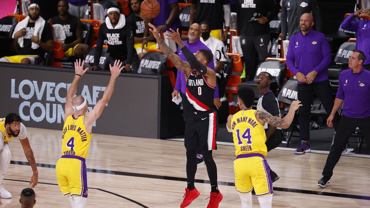 Lillard anota un tiro exterior frente a los Lakers. (EFE)