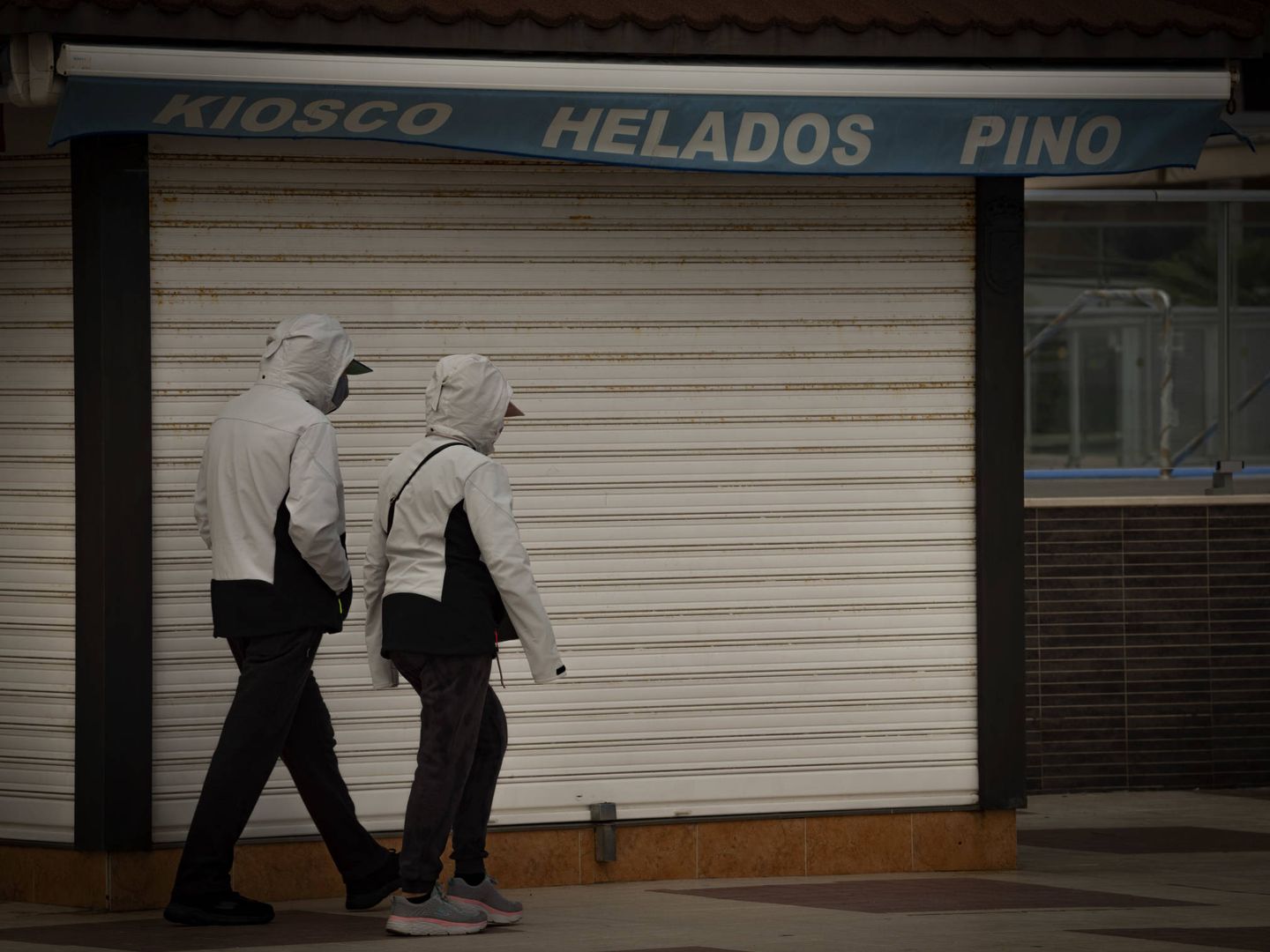 Una pareja pasea por la zona de Costa Lago, con muchos negocios cerrados (Toñi Guerrero).