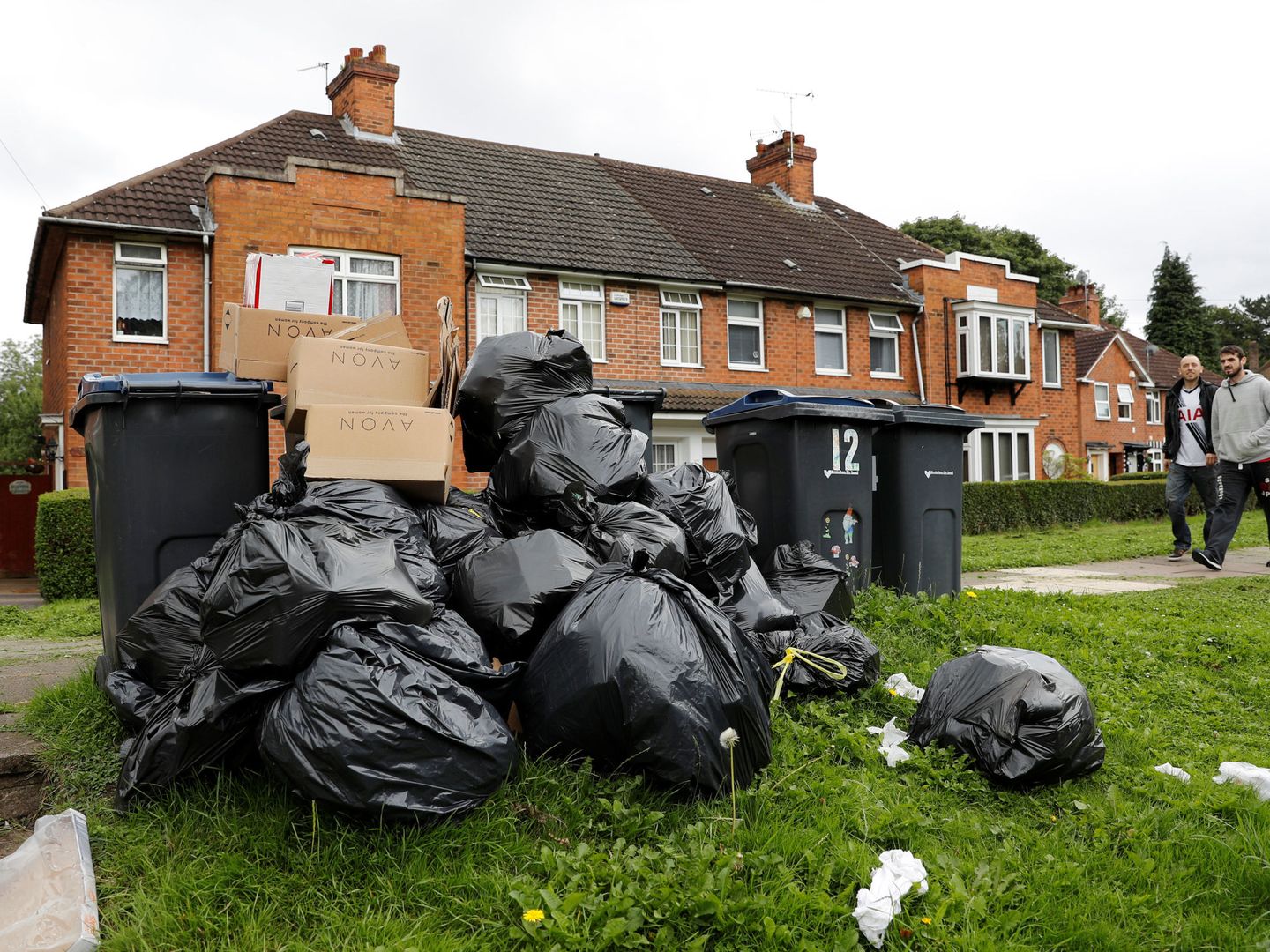 Sólo se puede sacar la basura los días estipulados (Reuters/Darren Staples)
