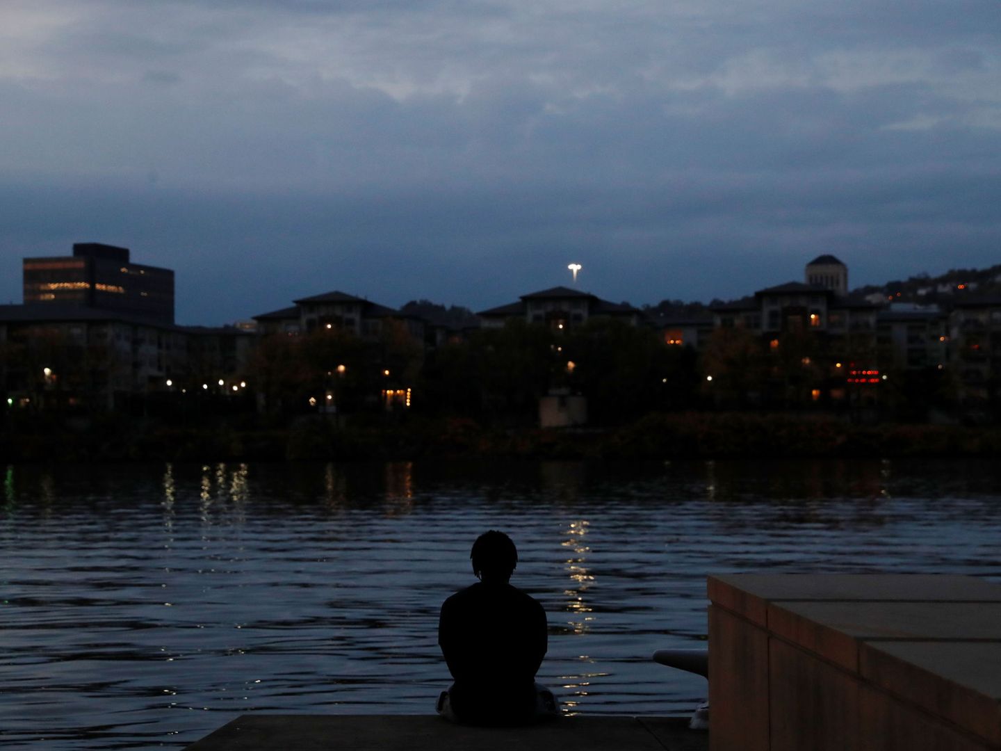 Un hombre junto al río Allegheny, en Pittsburgh, Pensilvania. (Reuters)